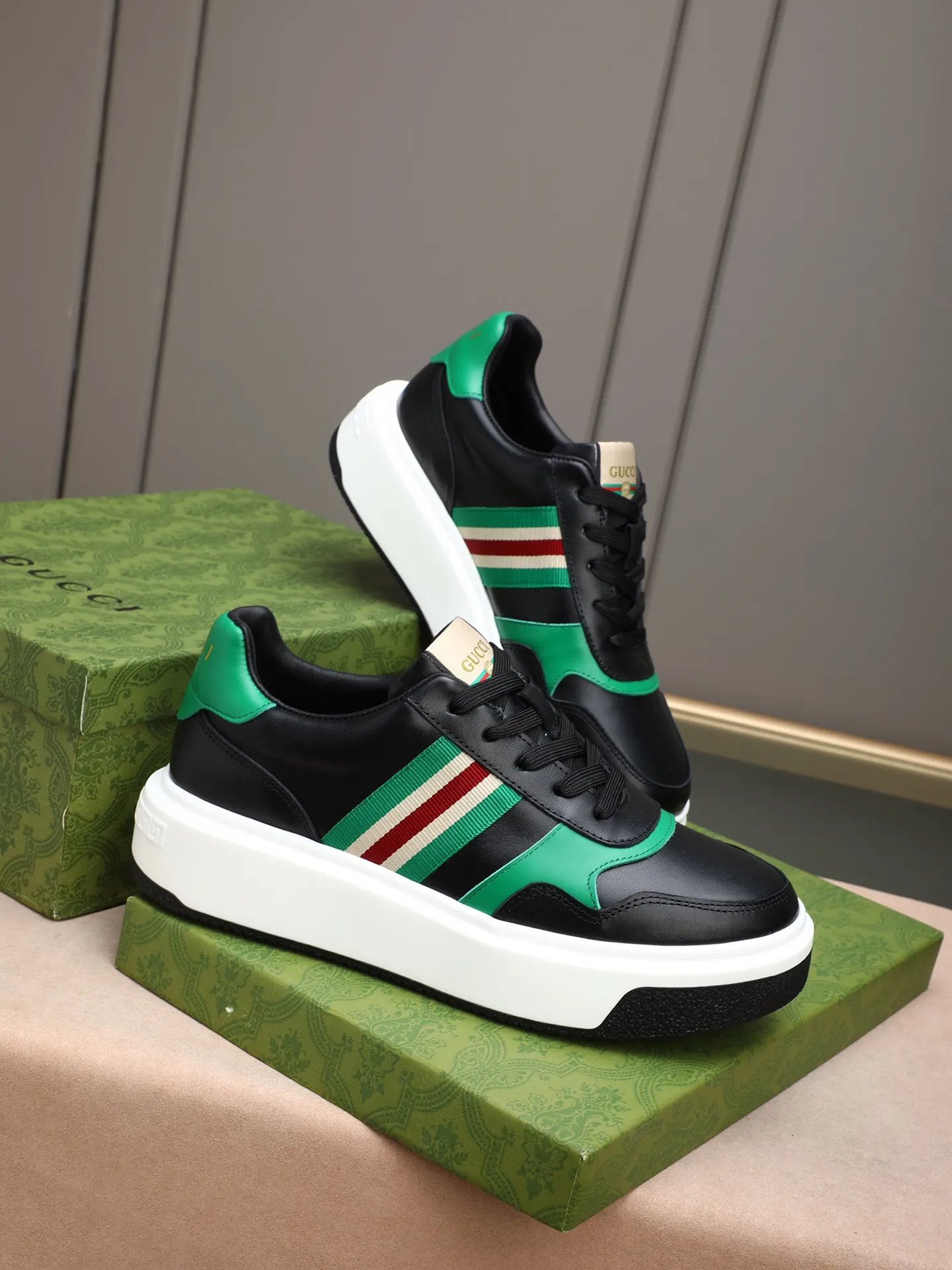 Men's shoes 💰480 New men's shoes GUCCI Fashion trend Made of first-layer calfskin ➕ washed sheep lining! The foot feels super comfortable and the workmanship is impeccable. Foam ultra-light outsole, size: 38-44 (45 customized) 3 colors to choose from!